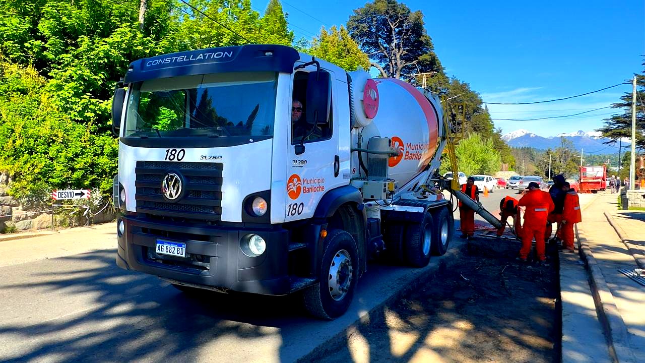 Camión mixer y cuadrilla municipal en los laterales de la avenida Bustillo