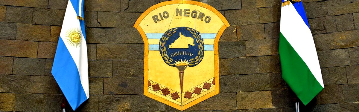 Escudo de Río Negro en la Legislatura, sede del conflicto del bloque Cambia