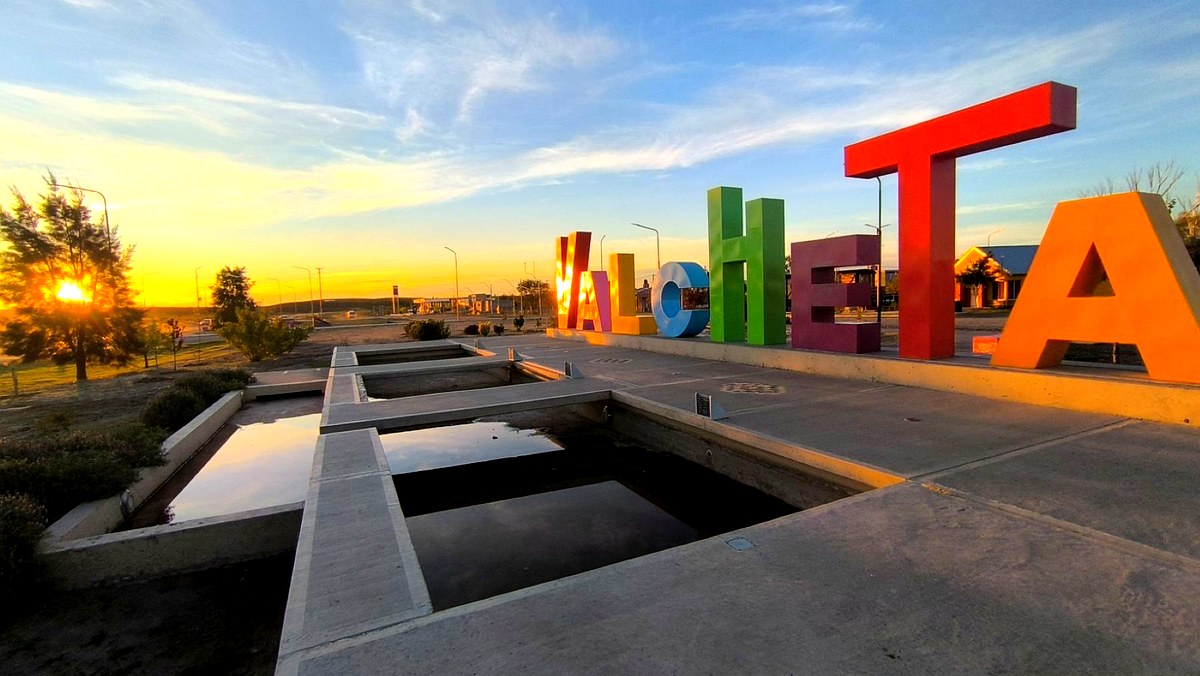 Línea Sur: letras corpóreas en el ingreso a Valcheta
