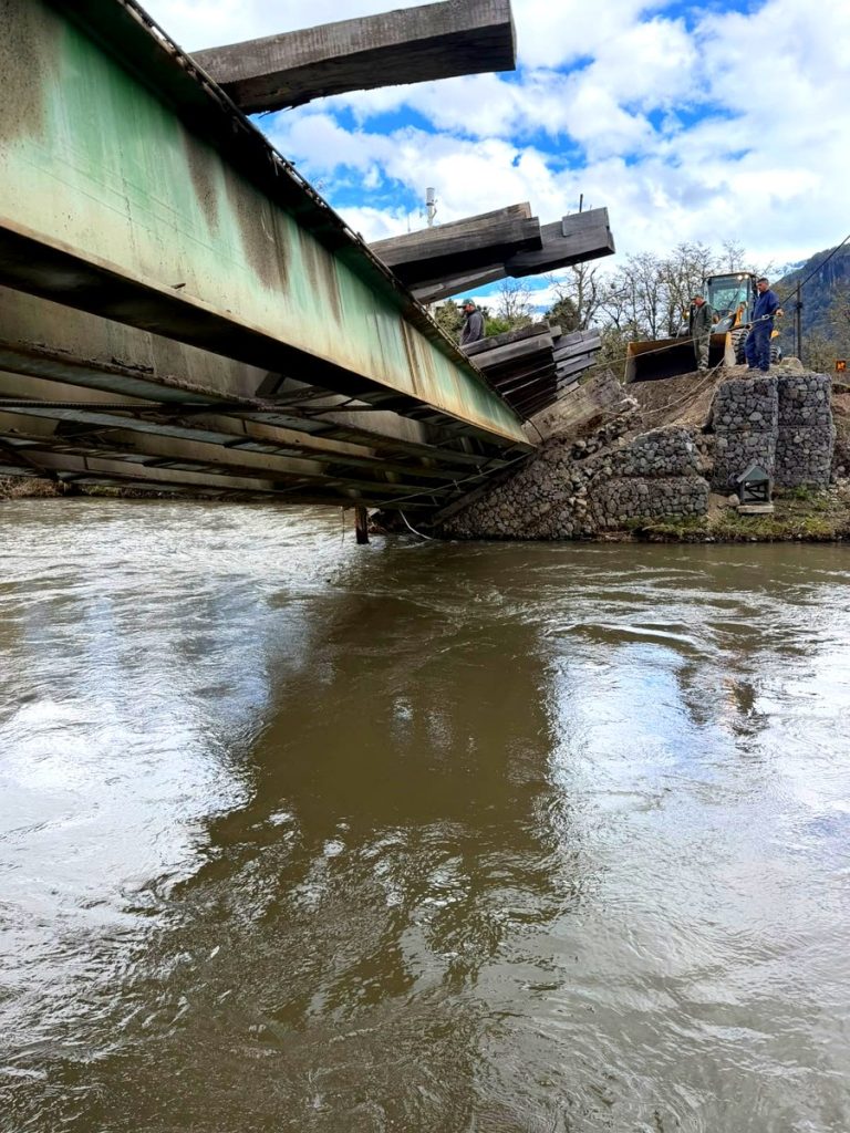 Lluvias en la montaña: el río Manso bajo el puente de Pampa Linda