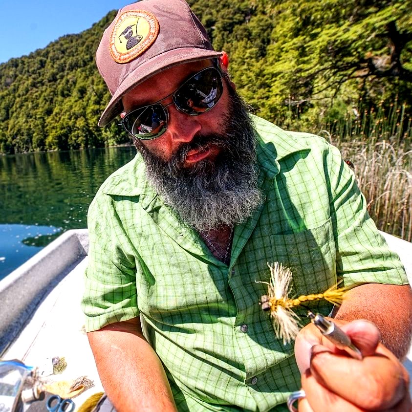 Luciano Bacci muestra una mosca seca a bordo de una lancha