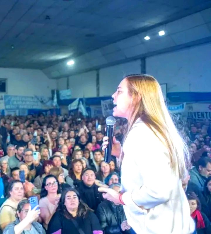 María Emilia Soria en un acto, emergencia habitacional en Roca