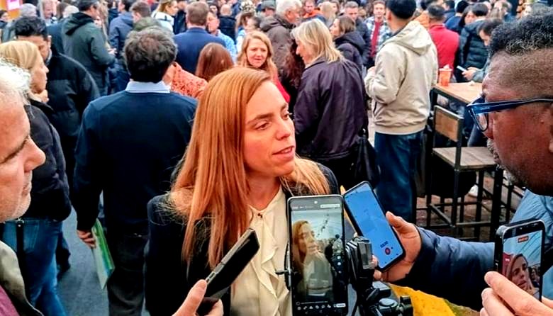 María Emilia Soria recorre Bariloche a la Carta rodeada de público