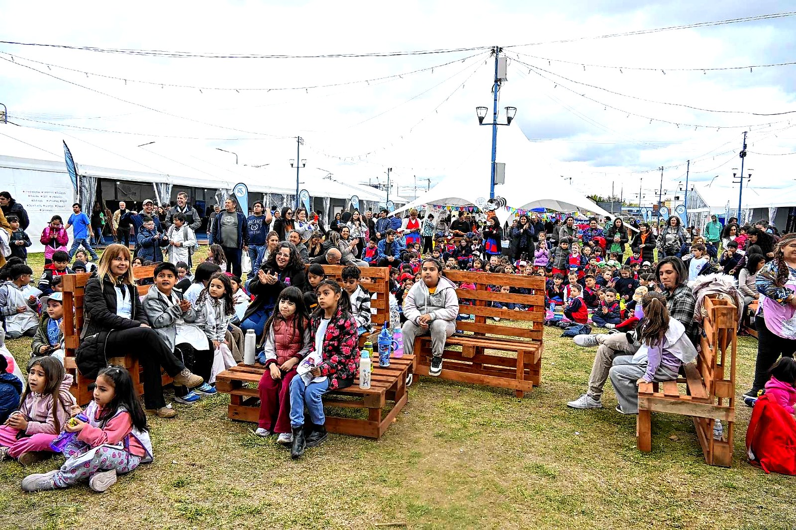 María Emilia Soria abrió la Feria del Libro de Roca: escuelas en el predio