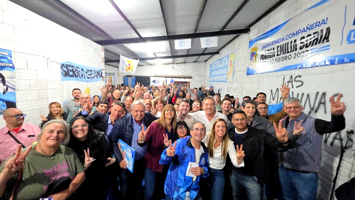 María Emilia Soria junto a dirigentes y militantes del PJ en Lamarque