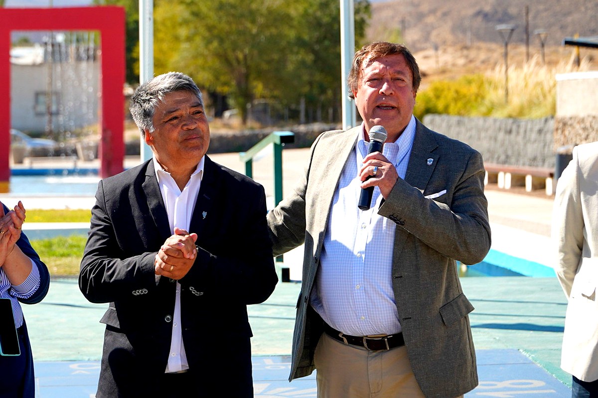 Raúl Hermosilla, intendente de los municipales de Comallo, junto a Alberto Weretilneck