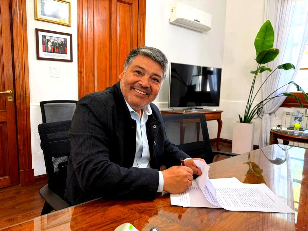 El intendente Raúl Hermosilla, en una firma vinculada a los municipales de Comallo