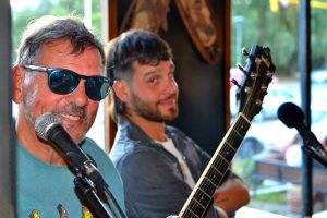Bariloche festeja los 75 de Charly García y trece guitarras tocan por Pediatría del Hospital
