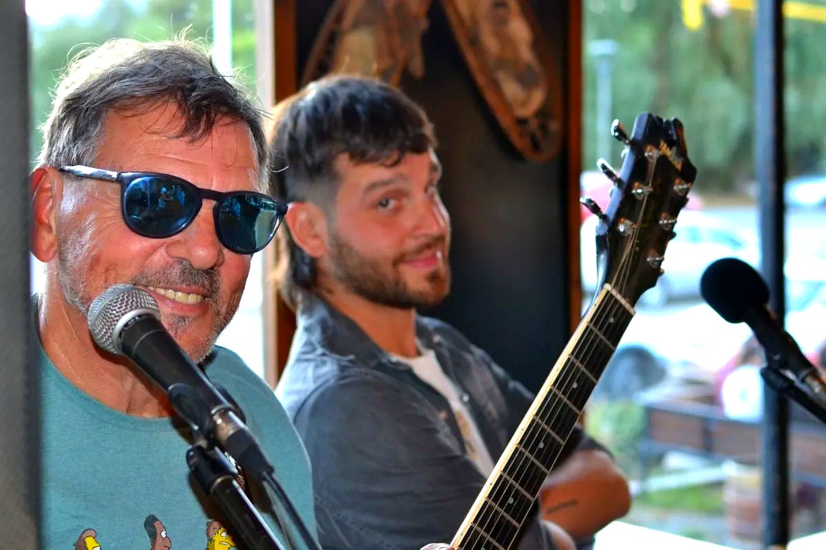 Dúo Influencia, que homenajea a Charly García en Bariloche