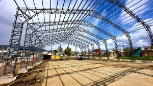 Nuevo gimnasio municipal en Bariloche: seis mixers volcaron hormigón en el área de servicios