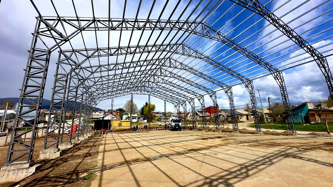 Estructura metálica del nuevo gimnasio municipal de Bariloche