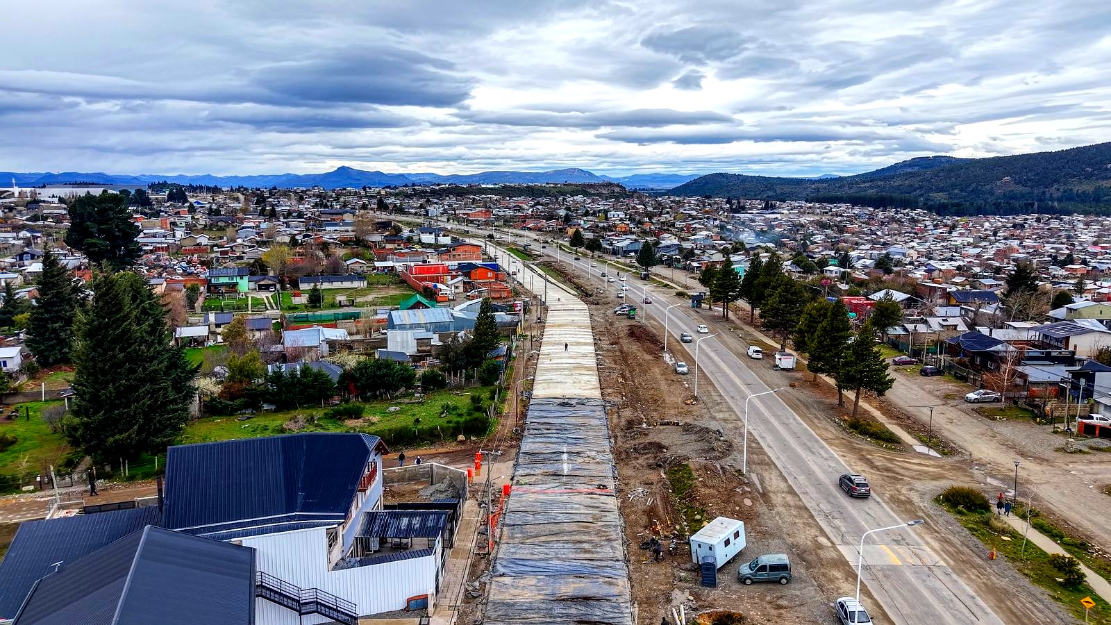Obra vial en Bariloche: trabajos de pavimento en la Colectora Sur de avenida Juan Herman