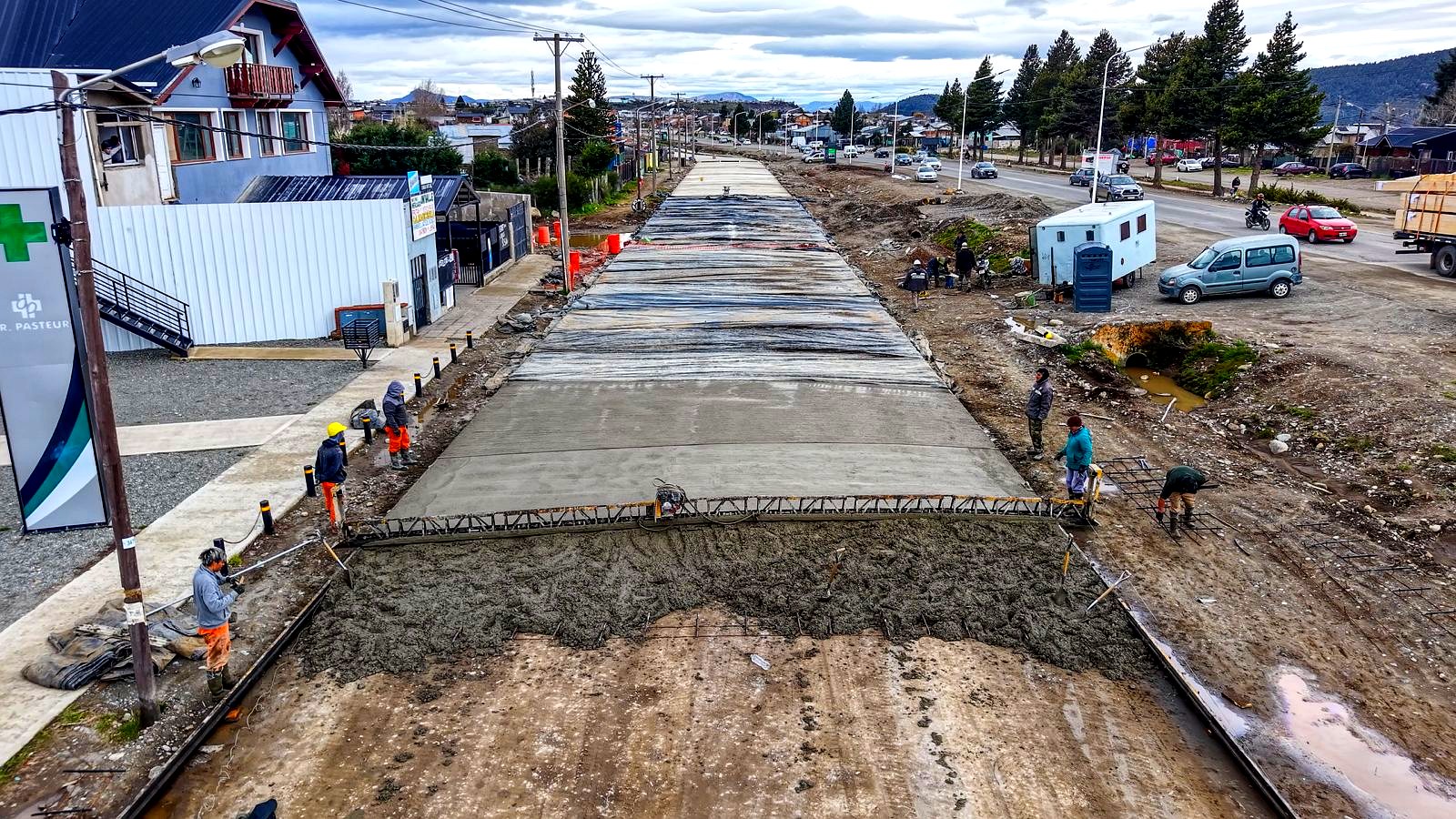 Obra vial en Bariloche: hormigonado de la Colectora Sur de avenida Juan Herman