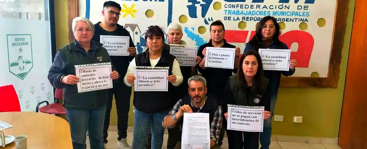 Pase a planta: integrantes del SOYEM con carteles en la sede del gremio en Bariloche