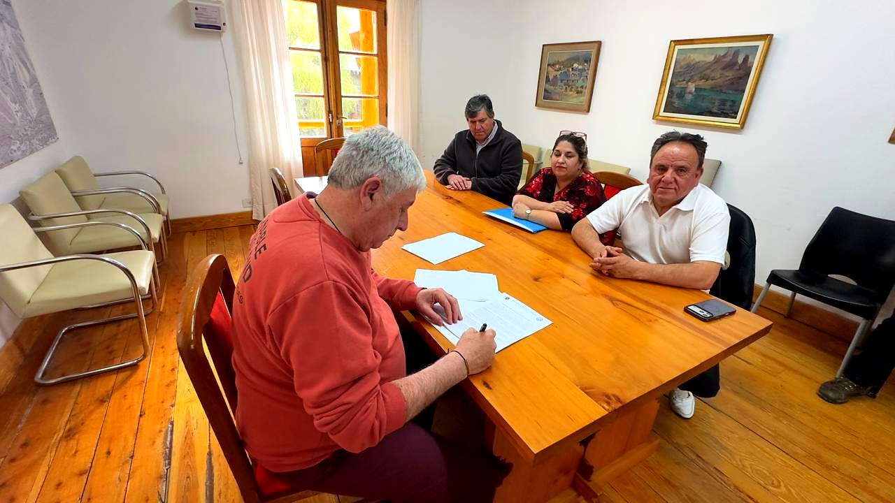 Firma de permisos de uso de inmuebles municipales con dos instituciones religiosas en el Centro Cívico de Bariloche