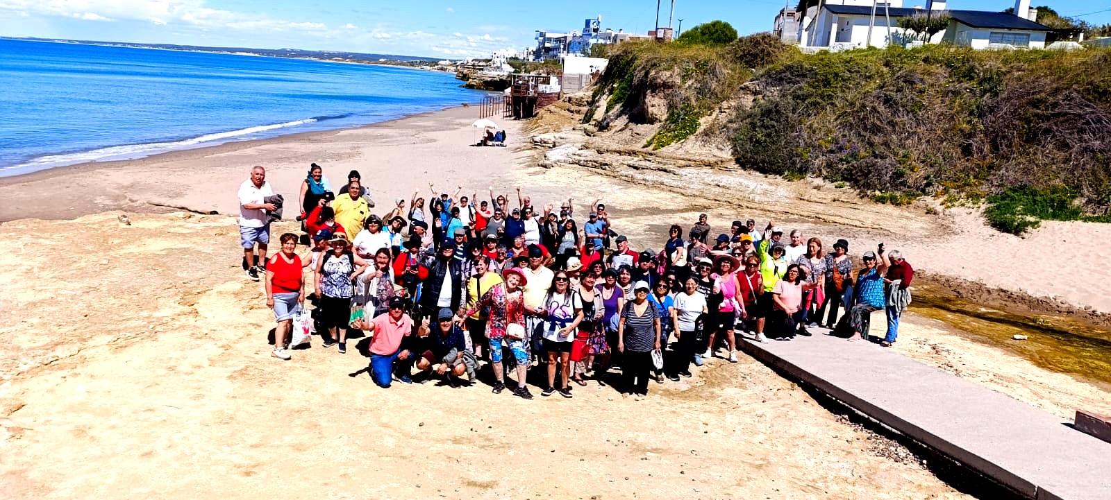 Grupo de personas mayores de Bariloche en la playa de Las Grutas