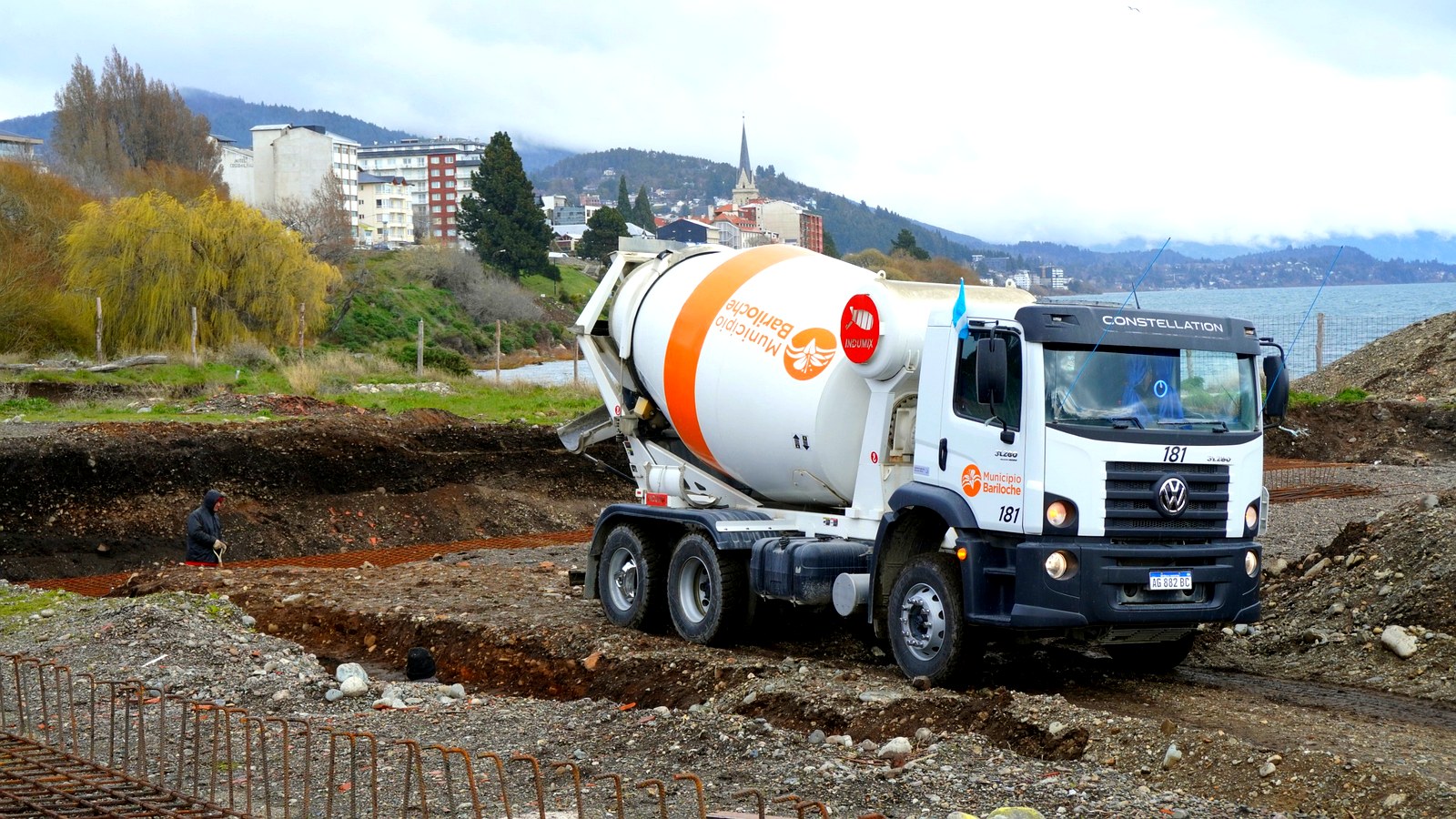 Pileta de Playa Centenario en obra: camión mixer volcando hormigón en Bariloche