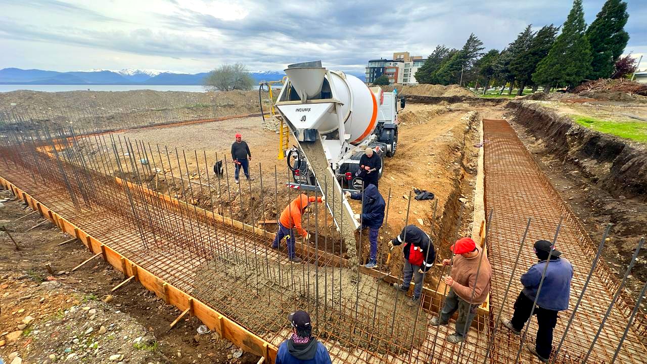 Operarios trabajan en las bases de la pileta de Playa Centenario