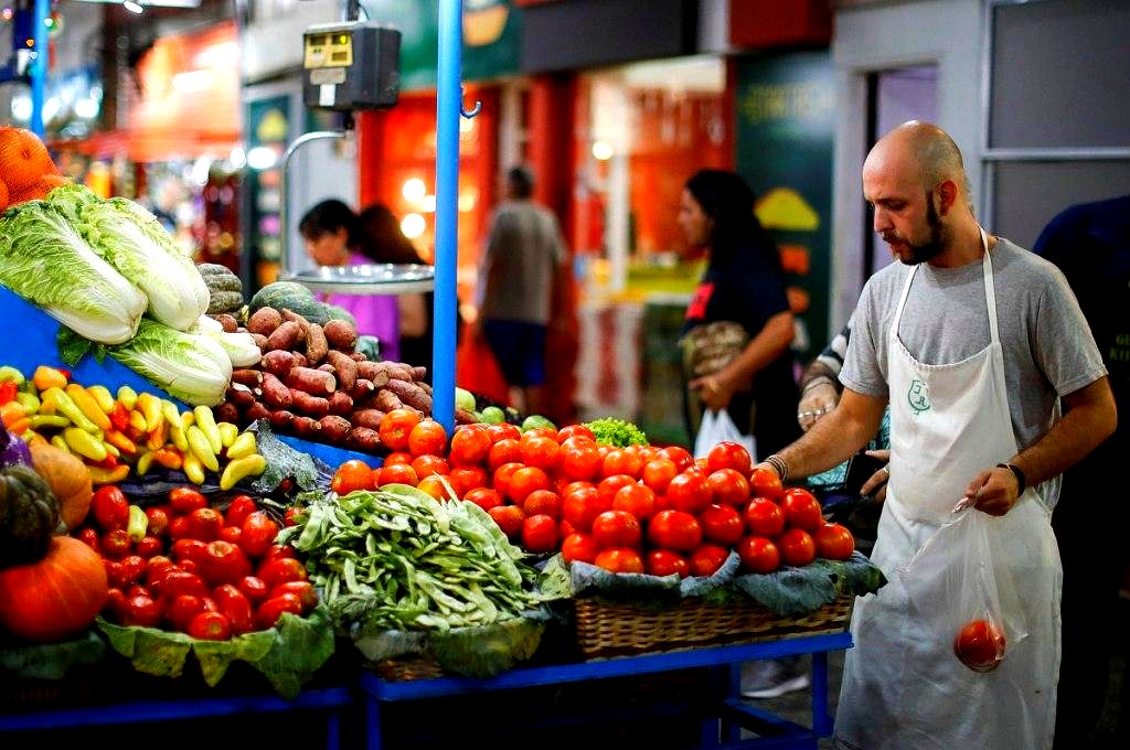 Productores de Conesa: fruta y verdura en un puesto de venta