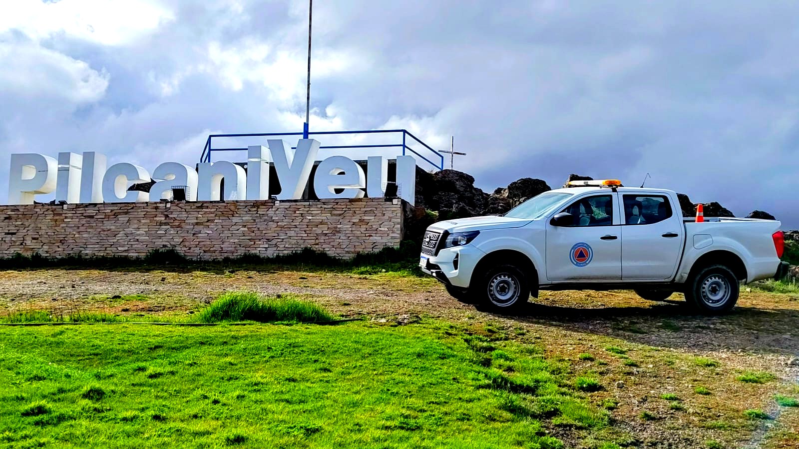 Camioneta de Protección Ciudadana de Bariloche junto al cartel de Pilcaniyeu