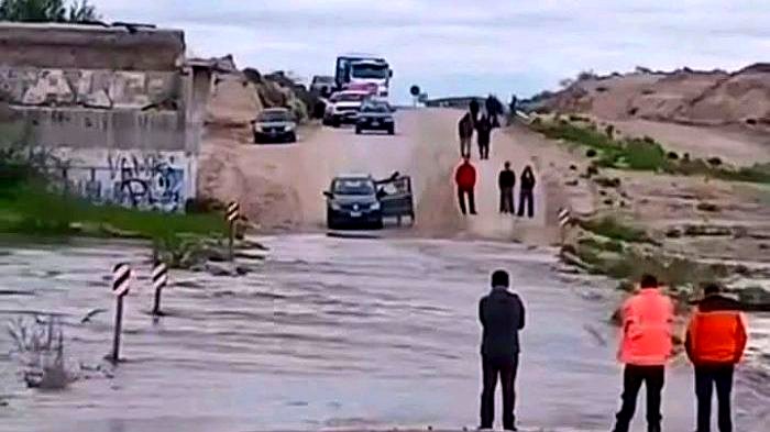 Vehículos detenidos en el desvío del puente de Nahuel Niyeu, sobre la Ruta Nacional 23