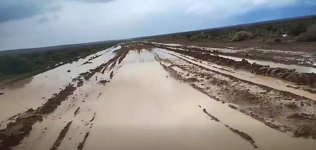 Ruta provincial de la Región Sur con barro y agua, la misma semana del corte junto al puente de Nahuel Niyeu