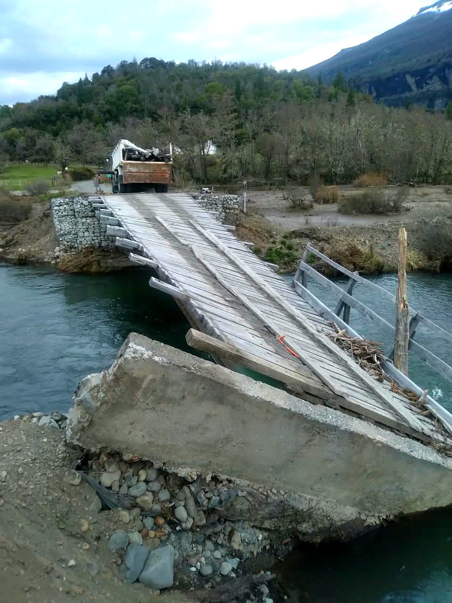 El puente de Pampa Linda dañado sobre el río Manso