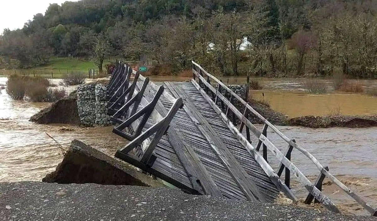 Puente a Pampa Linda destruido por la crecida del río Manso Superior