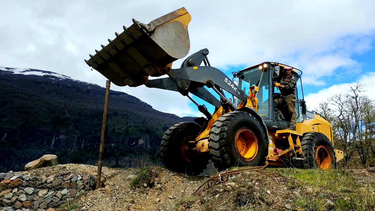 Maquinaria en los trabajos sobre el puente de Pampa Linda