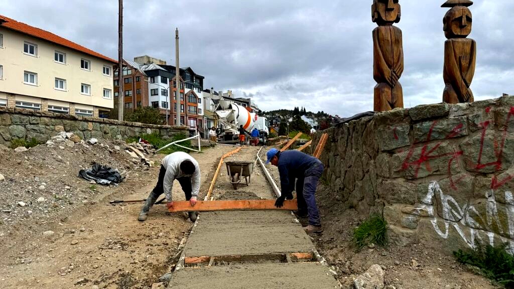 Operarios preparan el encofrado del acceso peatonal en el Puerto San Carlos
