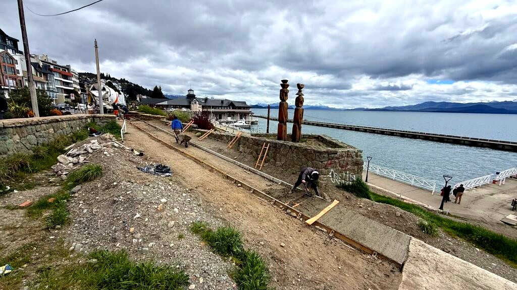 Obra de hormigón en el Puerto San Carlos, con el lago Nahuel Huapi de fondo