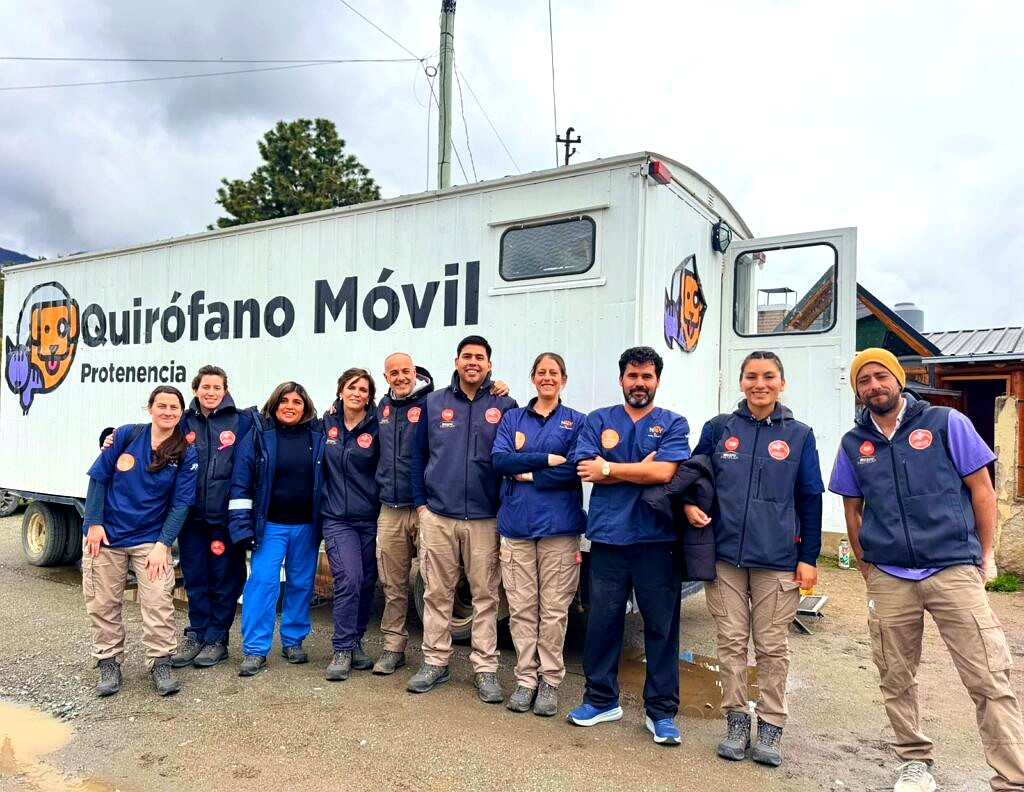 Equipo de Sanidad Animal junto al quirófano móvil en Nuestras Malvinas, Bariloche
