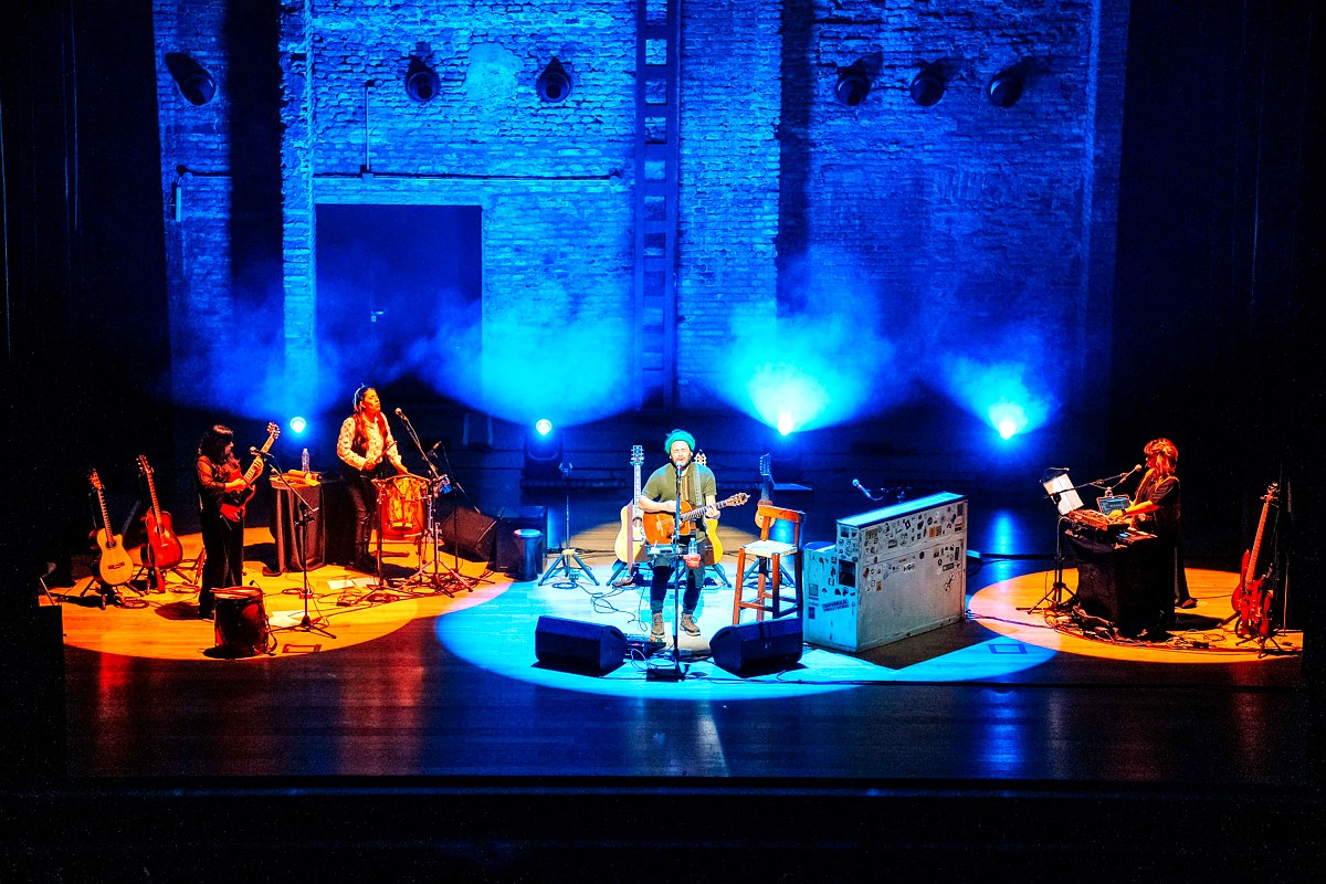 Raly Barrionuevo en concierto con su banda