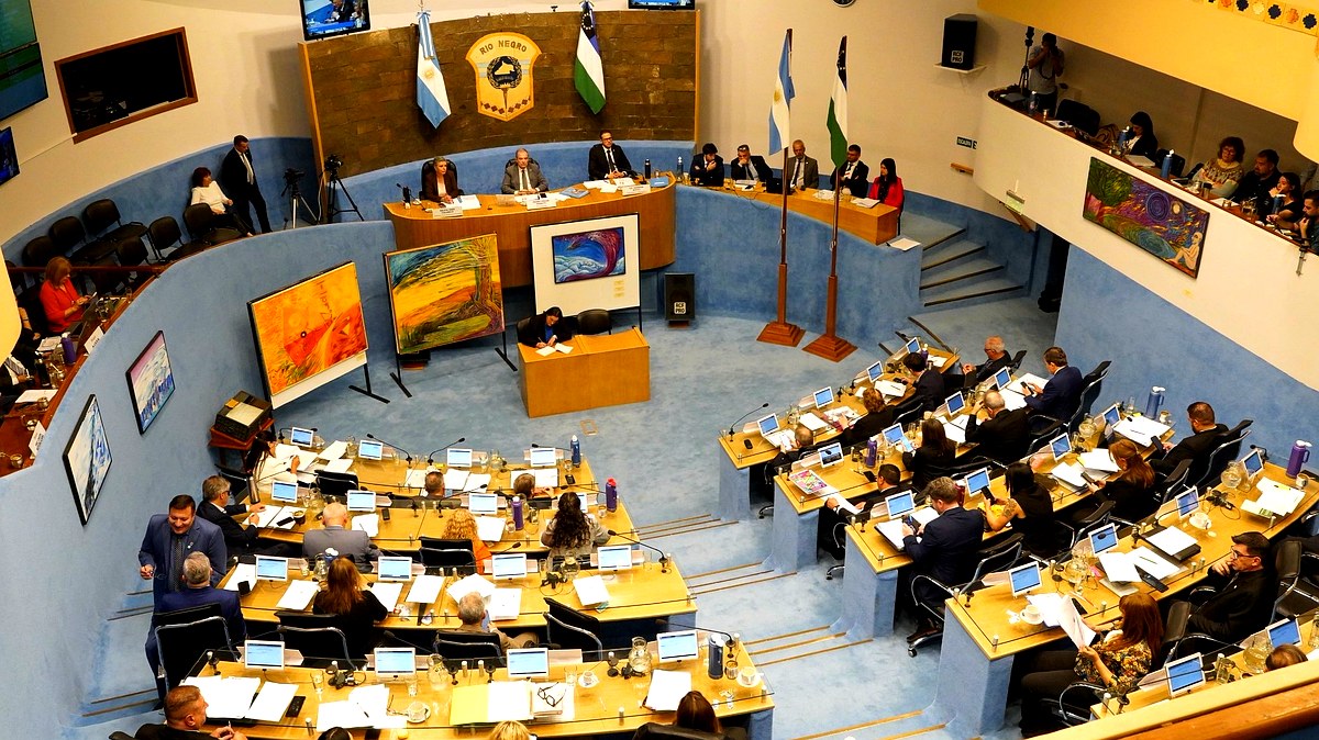 Recinto de la Legislatura de Río Negro, escenario del rechazo de licencias en la Legislatura