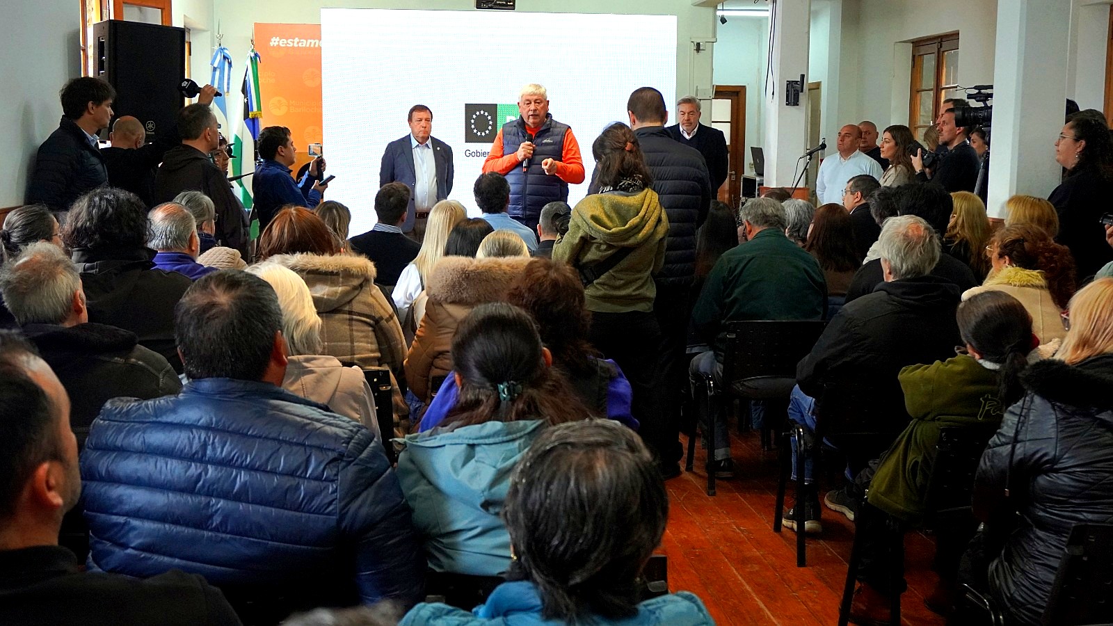 Camuzzi en Bariloche: vecinos en el acto del Centro Cívico por la red de gas