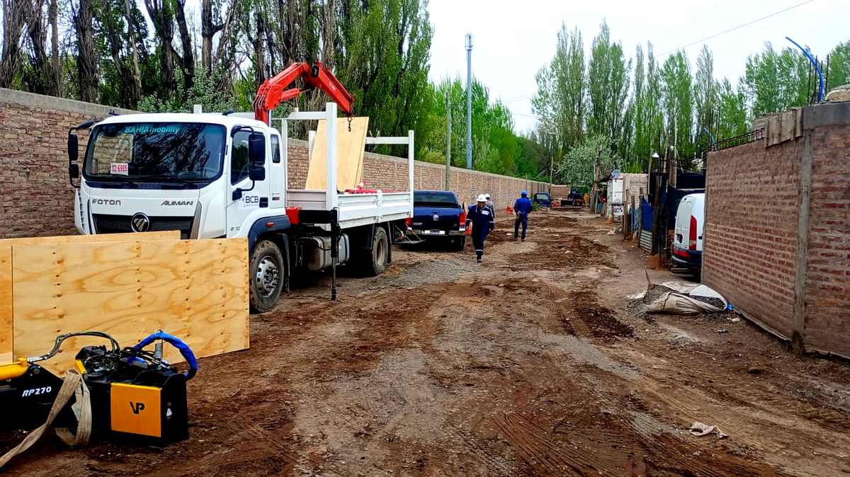 Regularización eléctrica en Cipolletti: cuadrilla trabajando en el tendido de un barrio