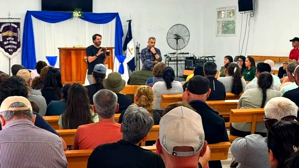 Reunión con vecinos de Portales del Río por la regularización eléctrica