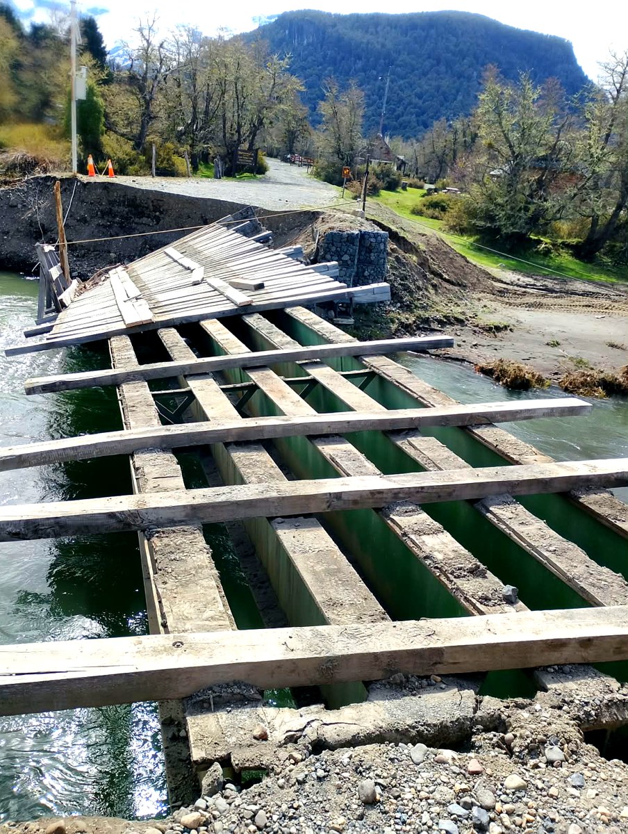 Riesgo de crecidas: el puente de Pampa Linda, dañado por el río Manso