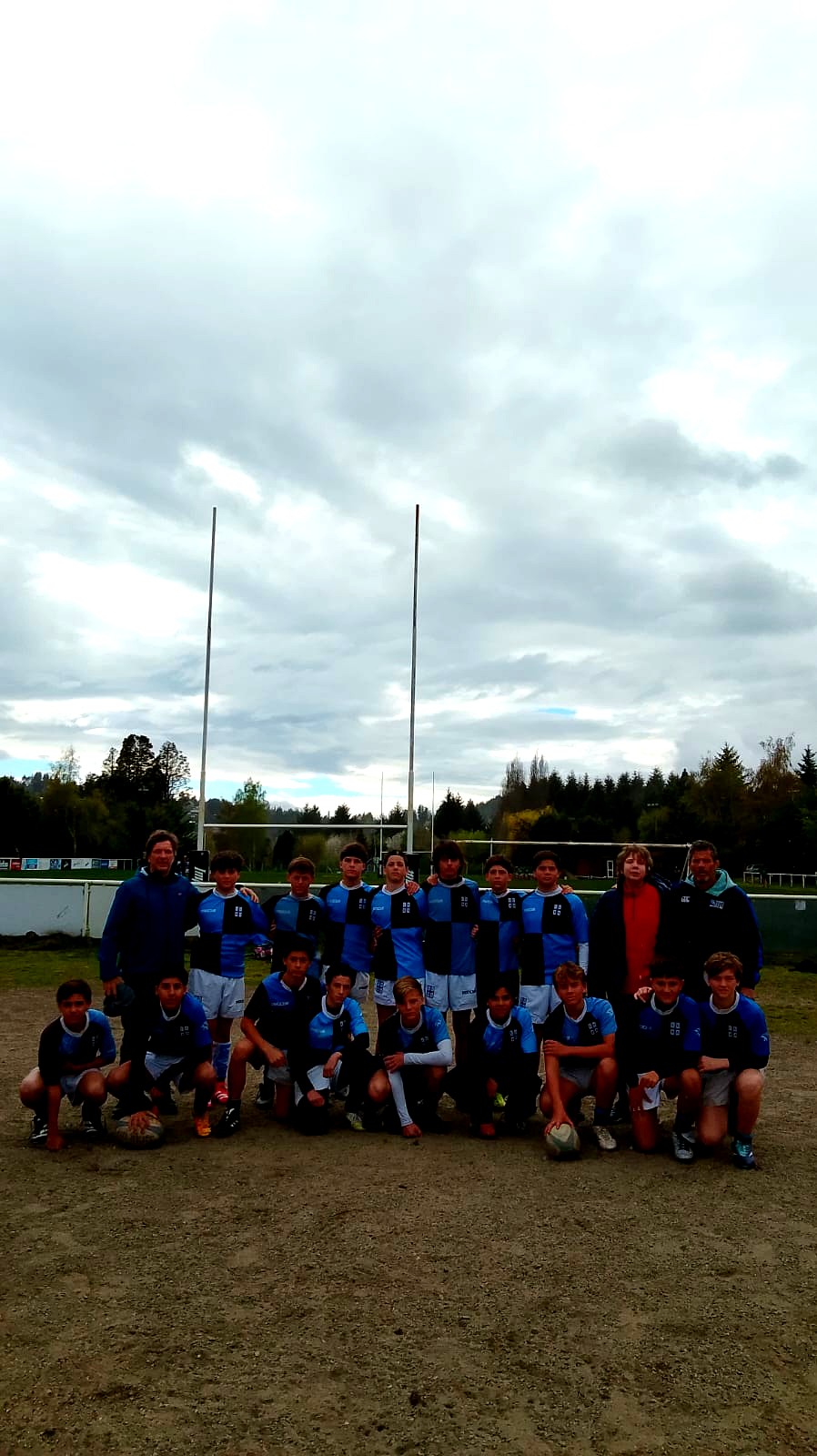 Plantel de rugby juvenil en Bariloche bajo los postes de la cancha de Los Pehuenes