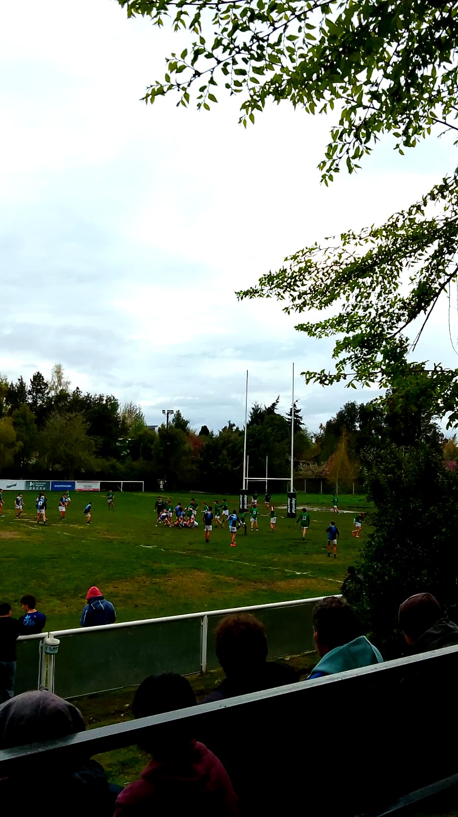 Partido de rugby juvenil en Bariloche en la cancha del Club Los Pehuenes