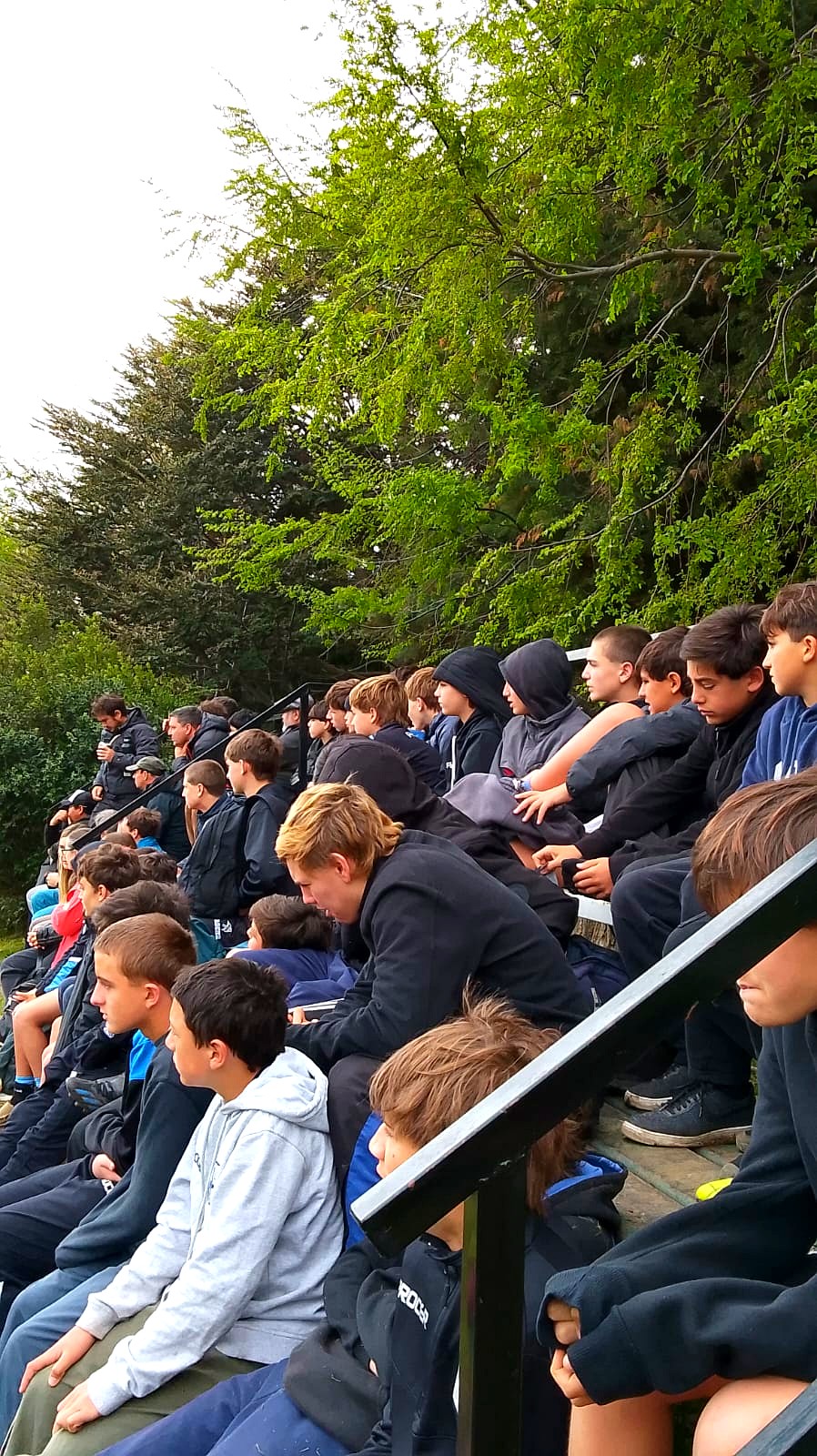 Jugadores y familias siguen el rugby juvenil en Bariloche desde la tribuna de Los Pehuenes