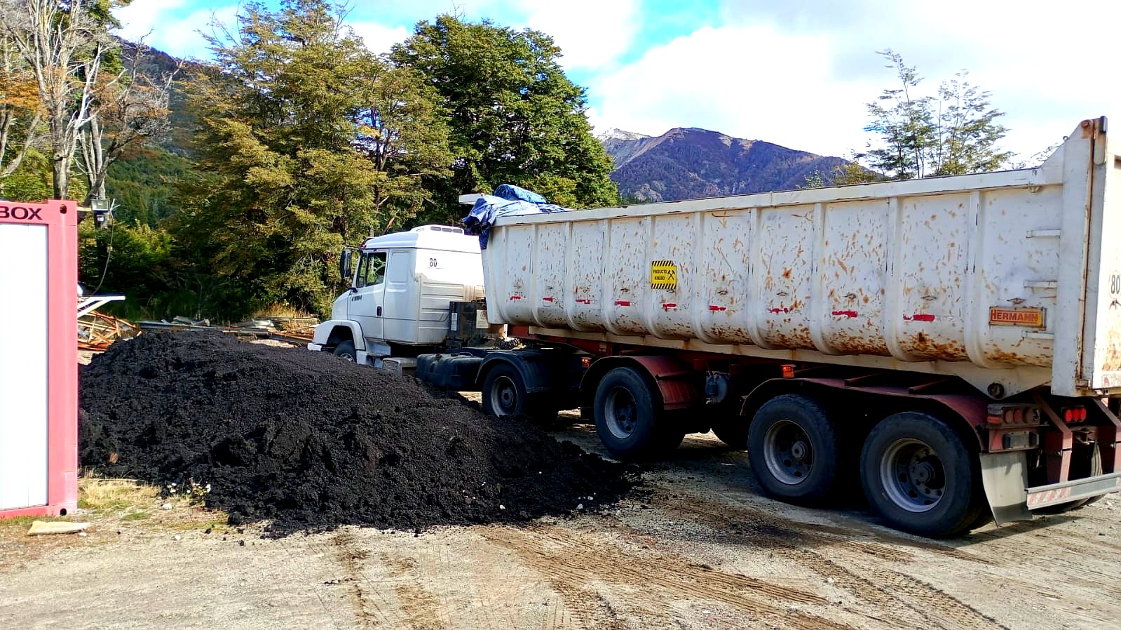 Ruta 82: camión con mezcla asfáltica para la obra en Bariloche