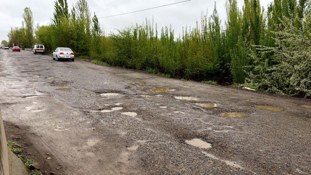 Rutas 22 y 151: calzada deteriorada y con baches tras las lluvias en el Alto Valle