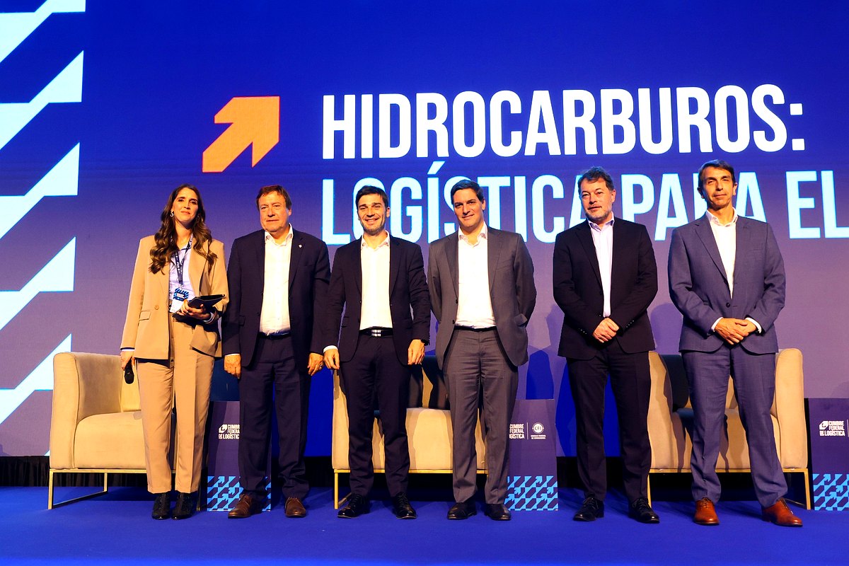 Panel de hidrocarburos de la Cumbre Federal de Logística con el anuncio sobre las rutas 22 y 151
