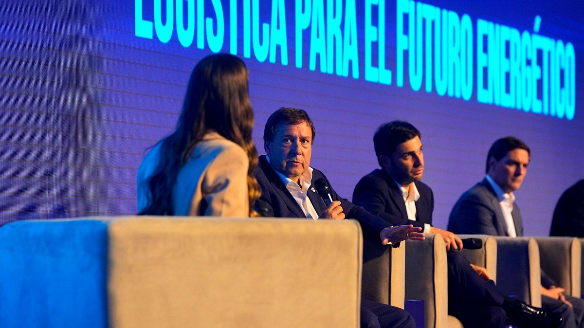 Alberto Weretilneck en la Cumbre Federal de Logística, donde anunció el traspaso de las rutas 22 y 151