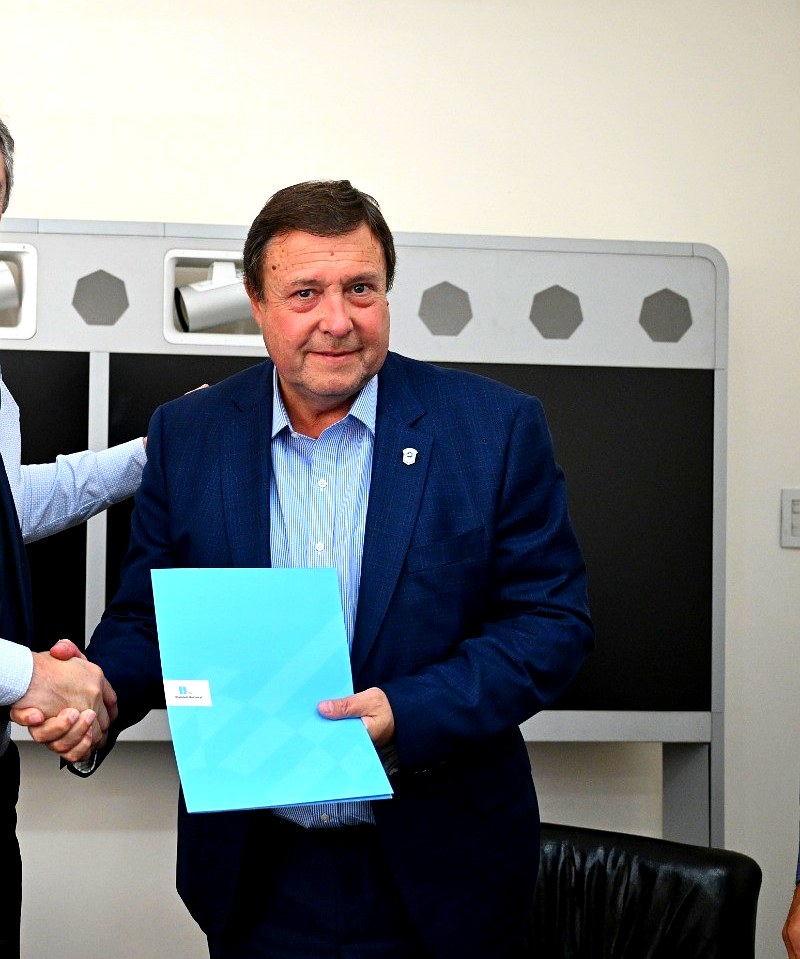 Rutas 22 y 151: el gobernador Alberto Weretilneck tras la firma