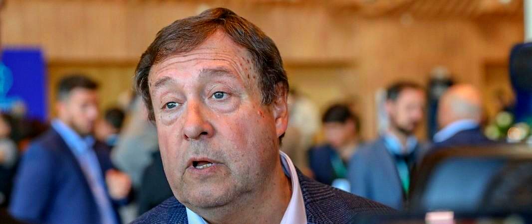 Alberto Weretilneck, gobernador de Río Negro, en el debate por el salario familiar