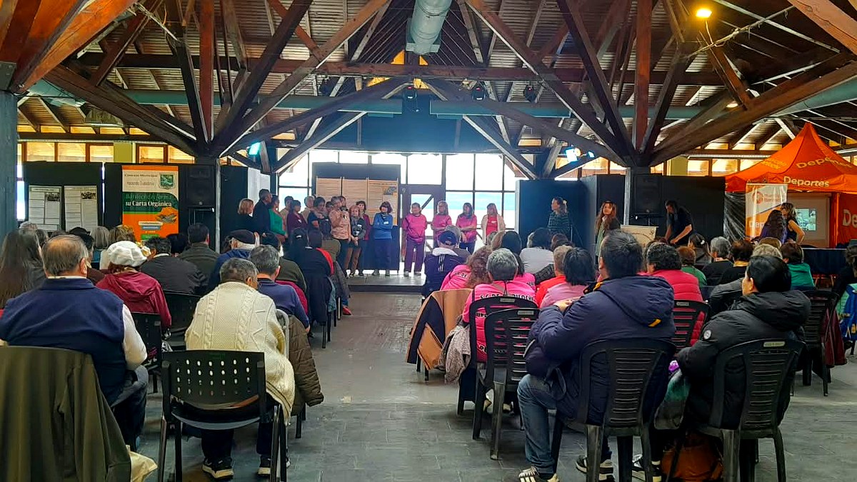 Salud etnocultural en Bariloche: público en el salón del Puerto San Carlos
