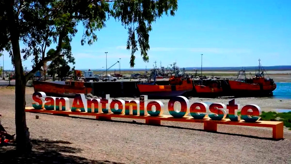 Letras de San Antonio Oeste frente a la bahía y los barcos pesqueros