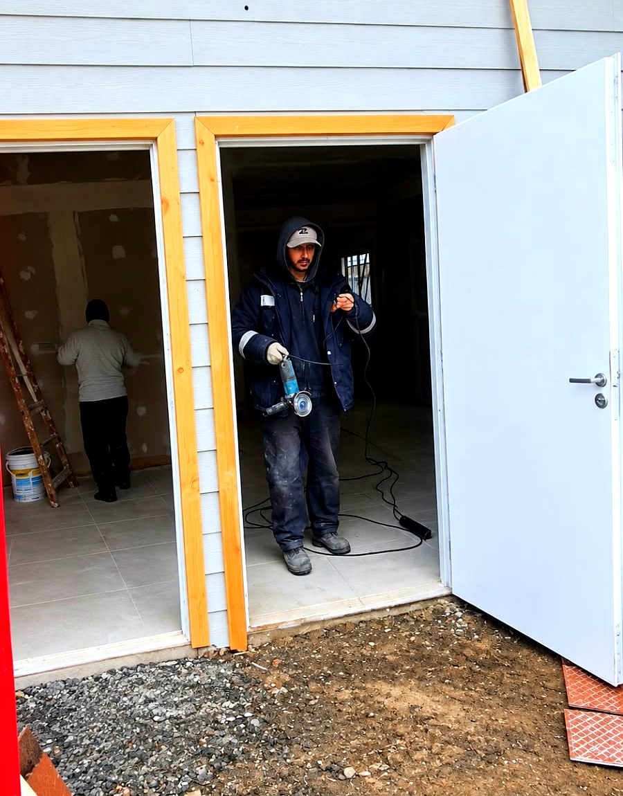 Operario municipal en el ingreso al nuevo sector del quirófano de Sanidad Animal